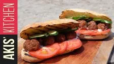 Sandwich aux boulettes de viande grecque | Akis Kitchen