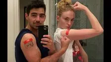 乔·乔纳斯（Joe Jonas）和索菲·特纳（Sophie Turner）接受COVID-19疫苗接种