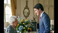 La reina Isabel se reúne con el primer ministro canadiense Justin Trudeau en el primer compromiso en persona desde que contrajo COVID-19