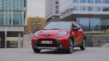 2022 Toyota Aygo X Design esterno in rosso freddo