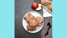 Receta para el clásico simple de la abuela: pasteles de cuajada de manzana