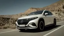 De Mercedes EQS SUV AMG Line Driving Video