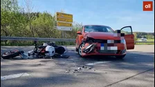 Motorradfahrer (19) nach Unfall bei Geisenried schwer verletzt
