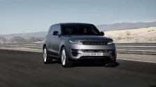 2023 Range Rover Sport em cinza na estrada