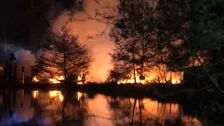 Infierno de fuego en un campamento cerca de Roth: el hombre salva a la familia de las llamas