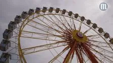 Duo in Ferris wheel forgotten at Maidult