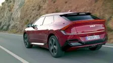 Kia EV6 en Runway Red Driving Video