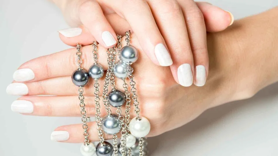 Verano 2022: Pearl Nails es la tendencia de uñas más elegante