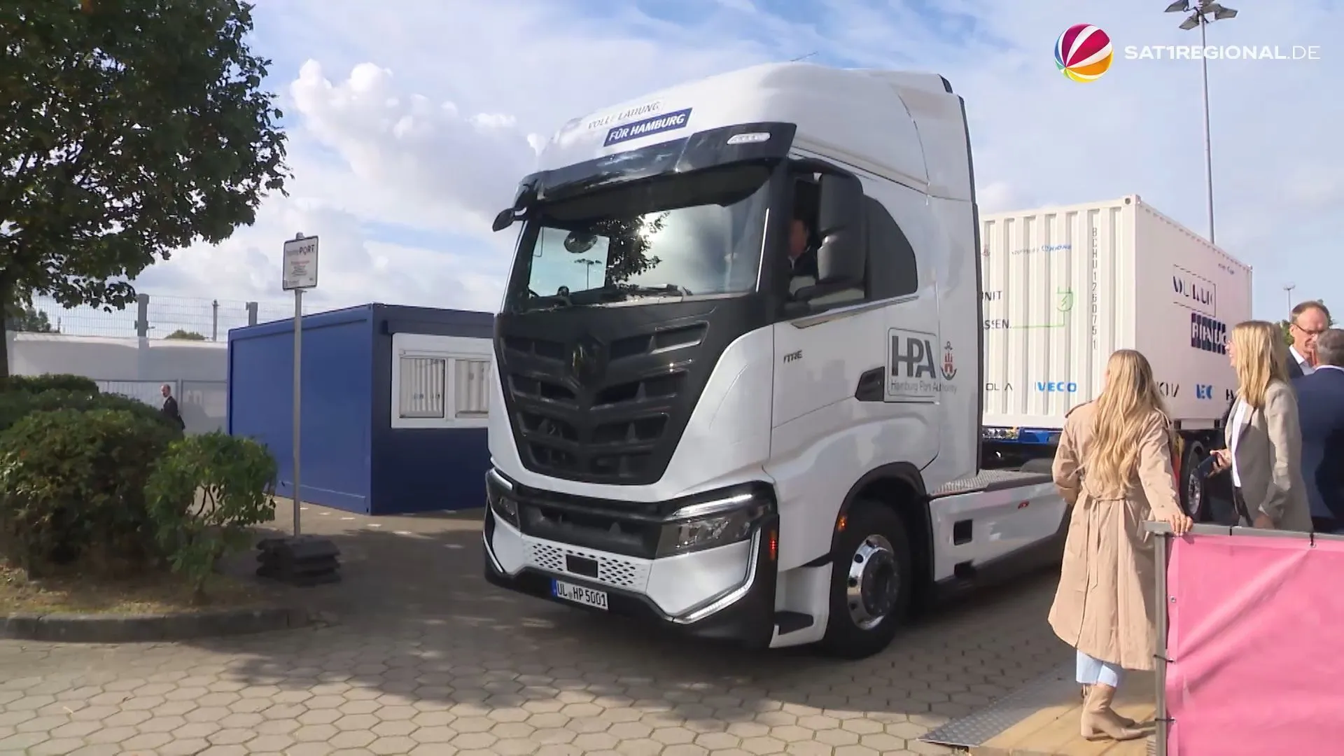 El camino hacia la neutralidad climática: El puerto de Hamburgo crea camiones electrónicos