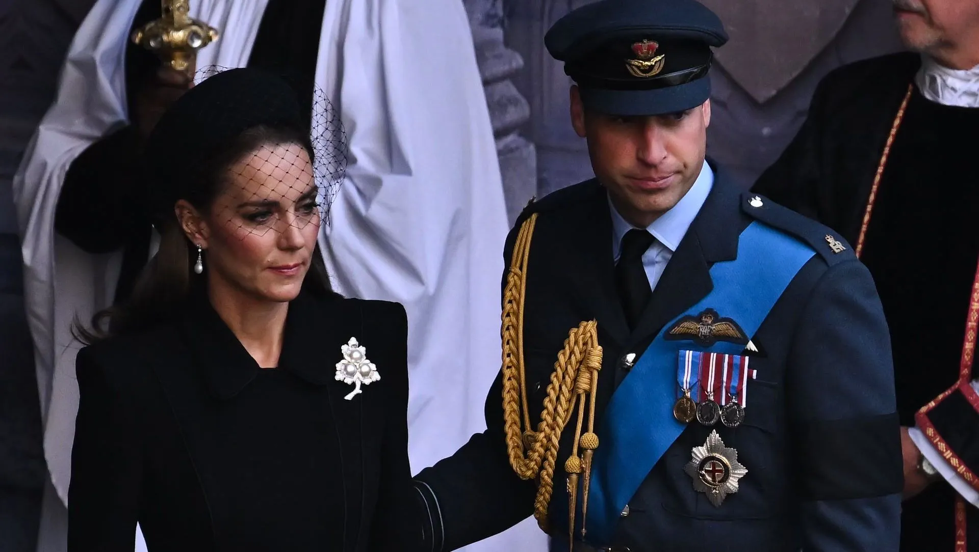 El príncipe Guillermo consuela a la duquesa Kate con este gesto: Las fotos se meten bajo la piel