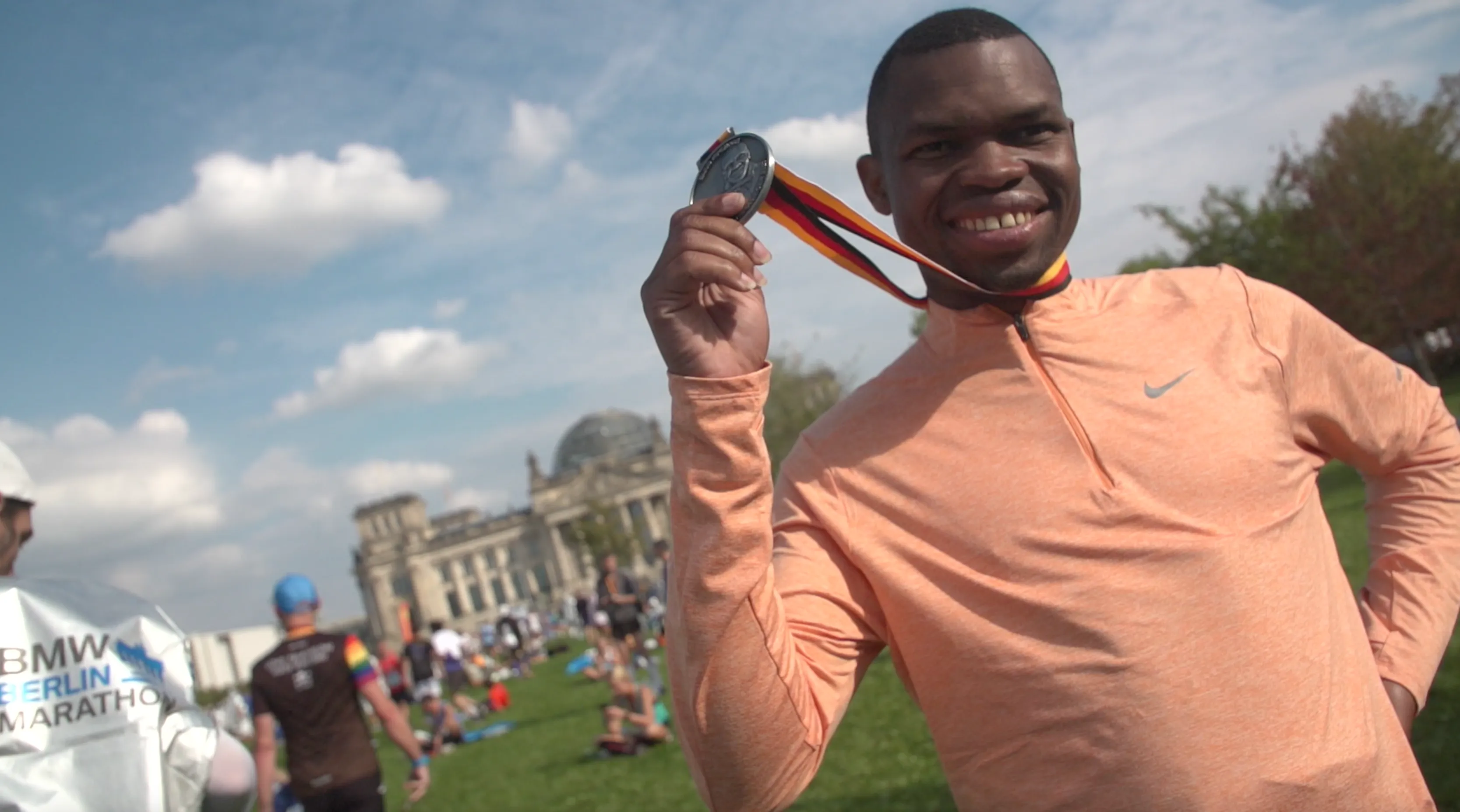 Starkes Zeichen für Inklusion: Nyasha Derera absolviert Berlin-Marathon