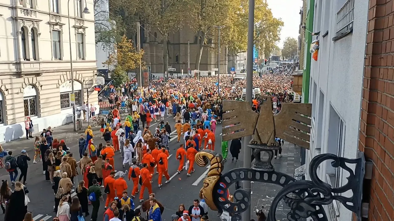 11.11. à Cologne : Un quartier surpeuplé lors du carnaval - le maire est consterné