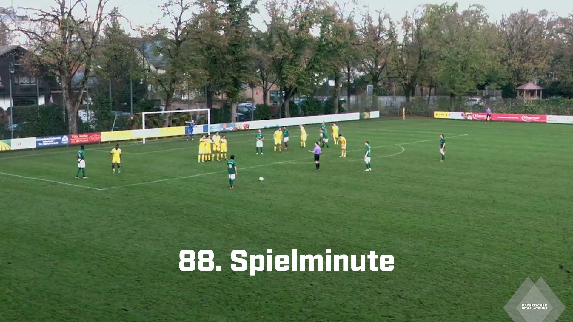 Unos minutos finales de locura: La pateadora de la Landesliga anota dos tiros libres idénticos en tres minutos