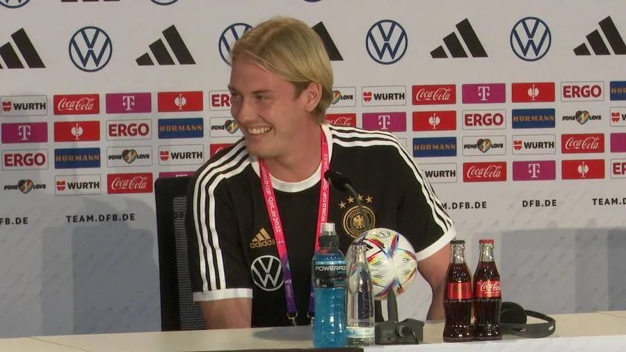 Julian Brandt can't think of a word at DFB-PK and makes people laugh