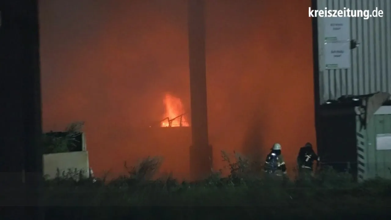 Flamminferno i Bremen: Ett stort lager står i brand