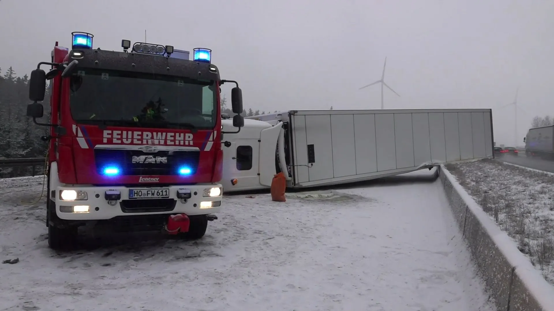 Vrachtwagen gekanteld op A9: Sneeuw en gebrek aan vluchtstrook maken het moeilijk voor reddingsteams om de plek te bereiken