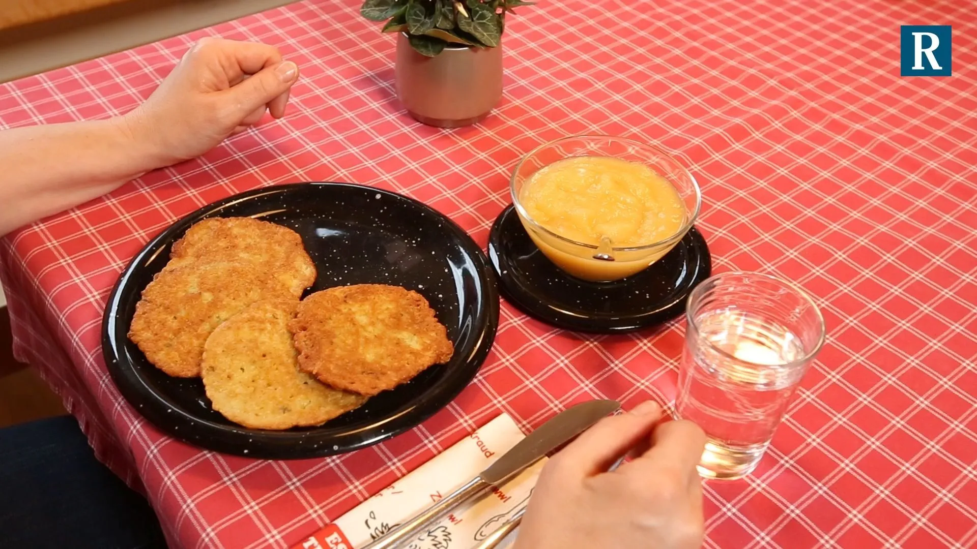 Tortitas de patata con salsa de manzana
