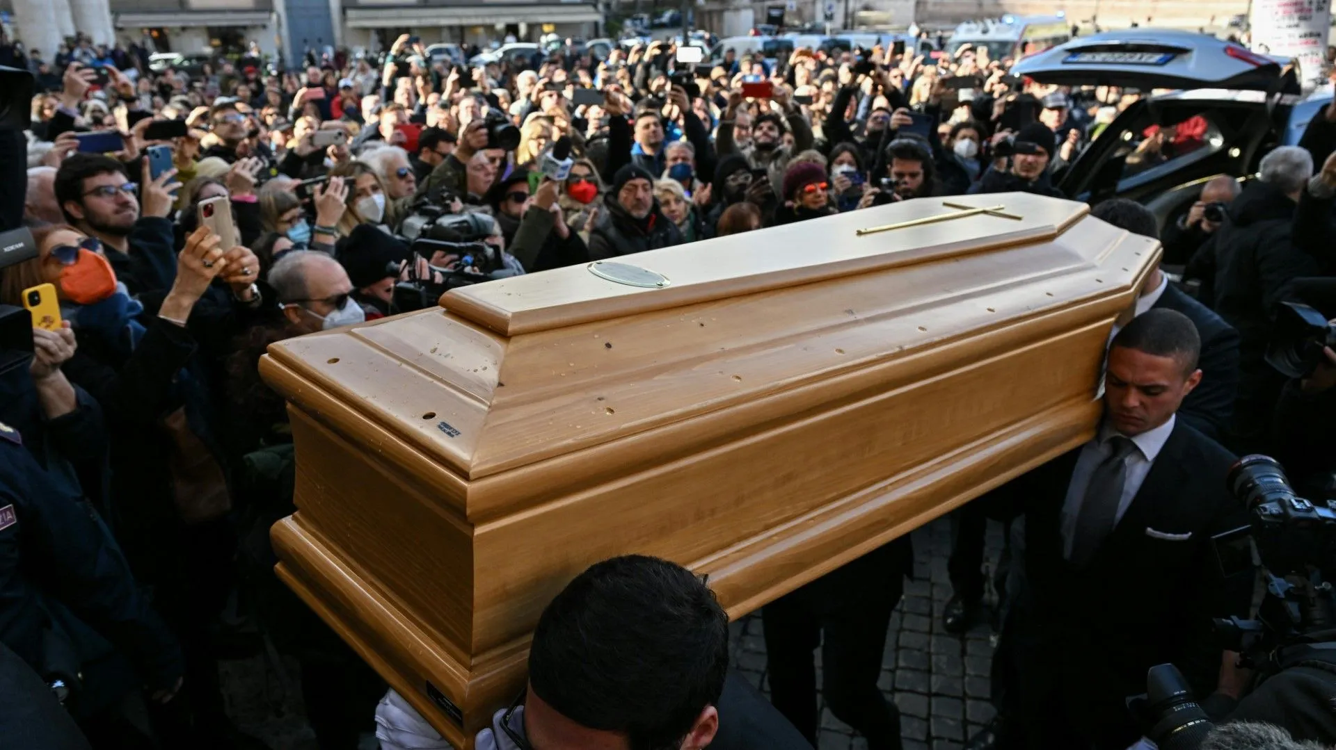 Des centaines de personnes rendent un dernier hommage à Gina Lollobrigida
