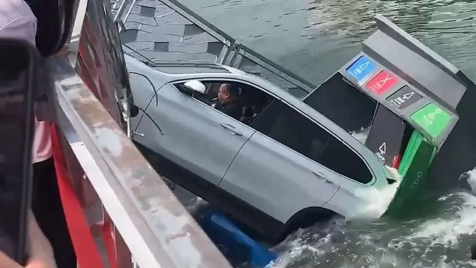 BMW gone: Parking maneuver in port goes completely wrong