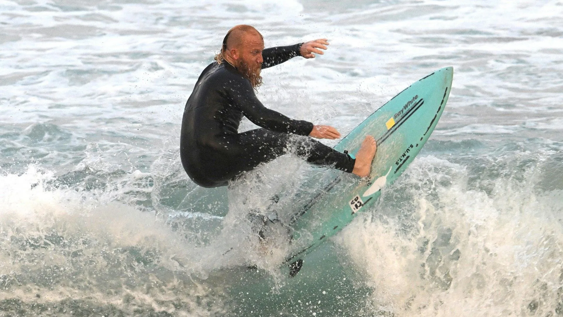 40 heures non-stop dans les vagues - record du monde de surf en continu