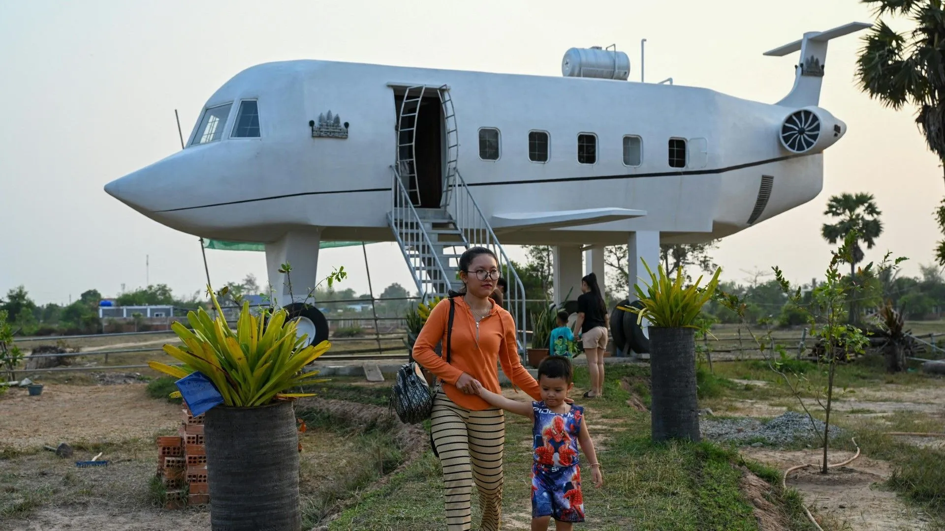 Kambodschaner baut sich Flugzeug-Haus ins Reisfeld