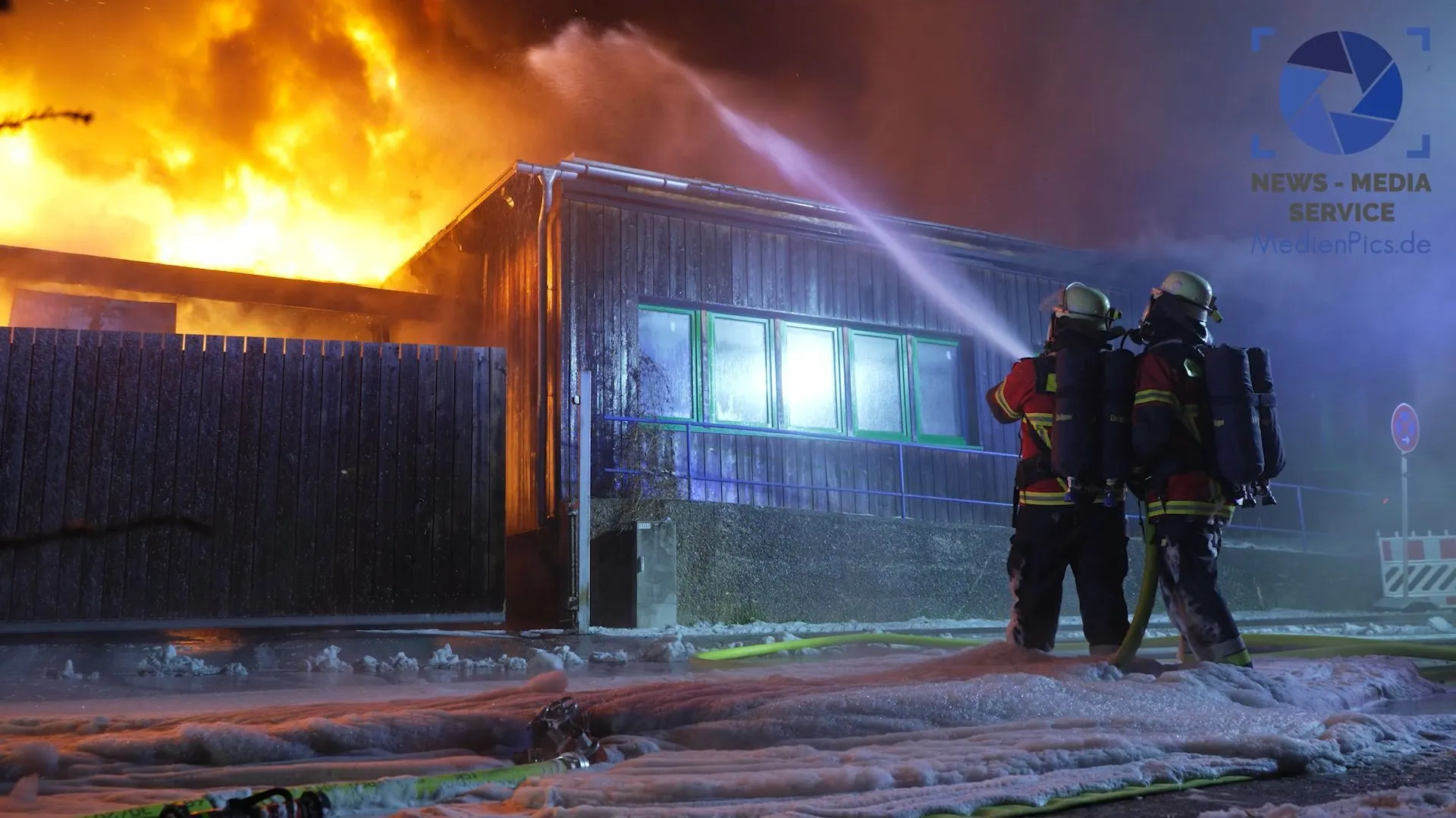 Flammenhölle vernichtet Lebensmittelgroßhändler – 160 Einsatzkräfte vor Ort – Halle in Vollbrand - Mindestens 1 Million Euro Schaden