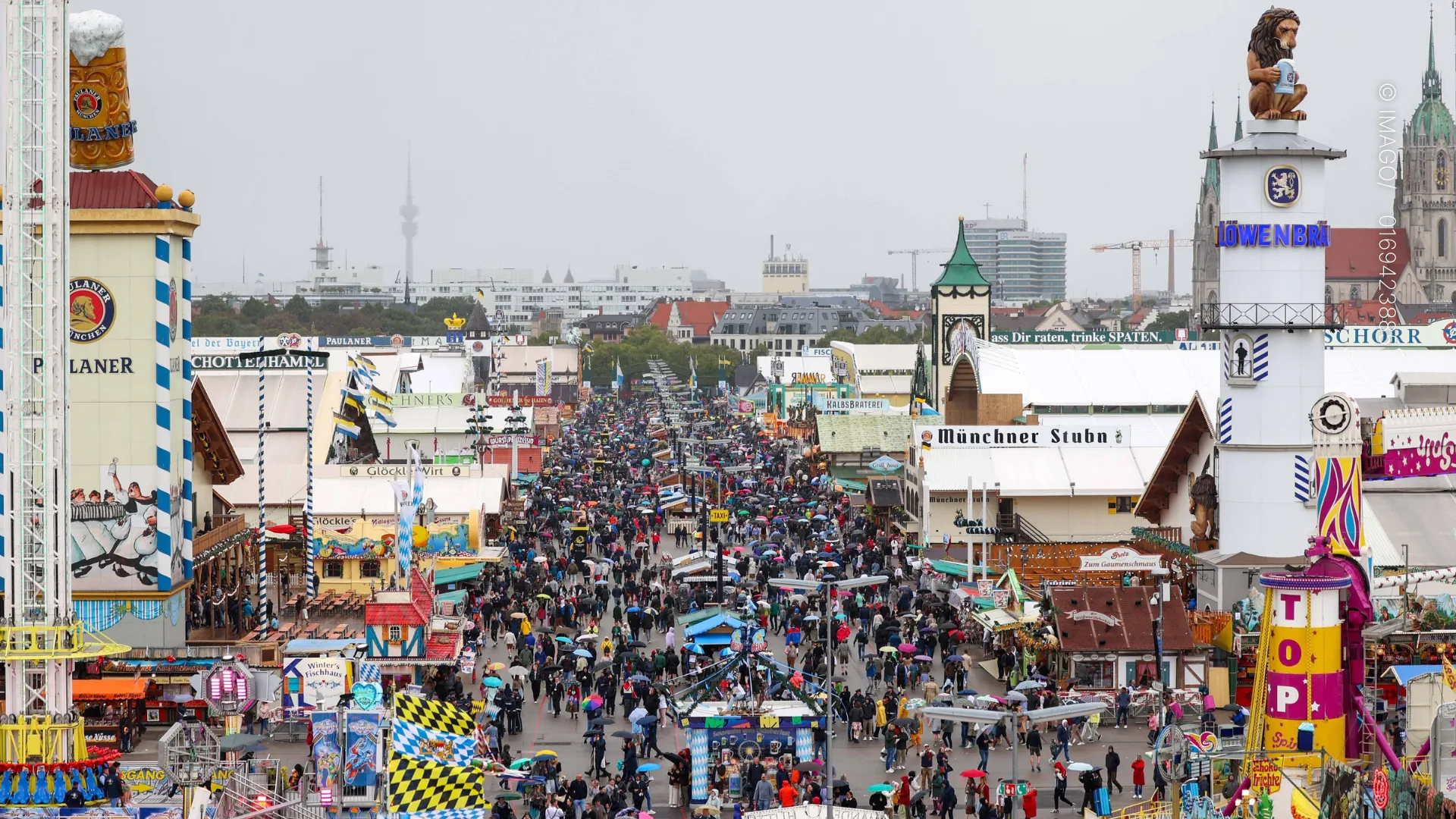 Wiesn waitress shows how she can carry 12 steins of beer