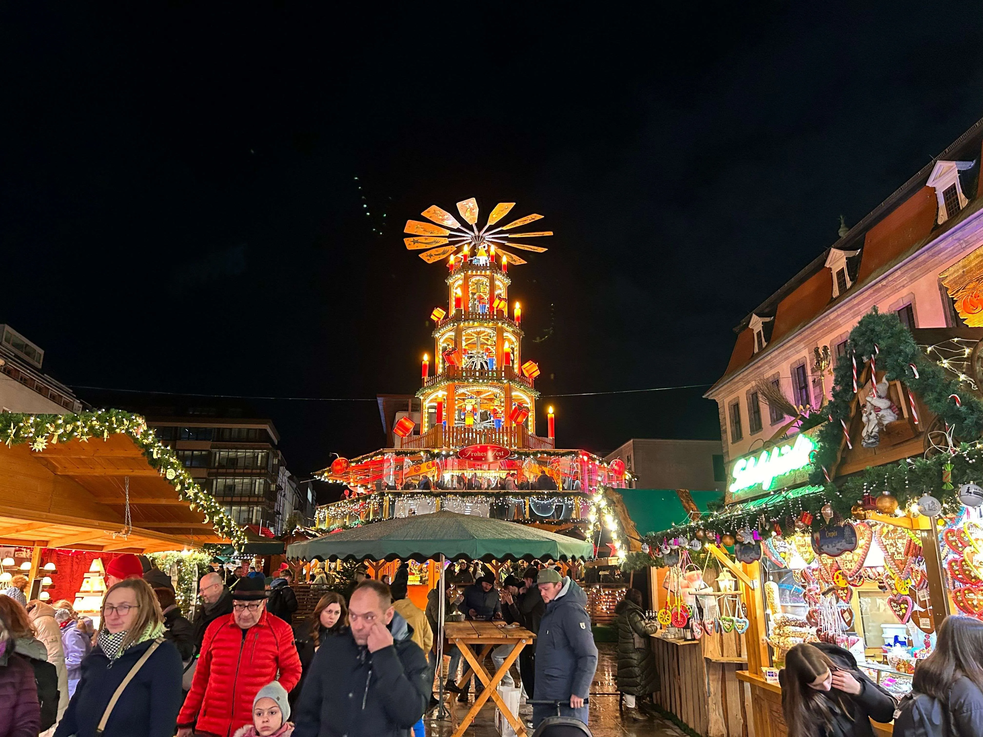 El centro de Fulda iluminado: El mercado de Navidad está abierto