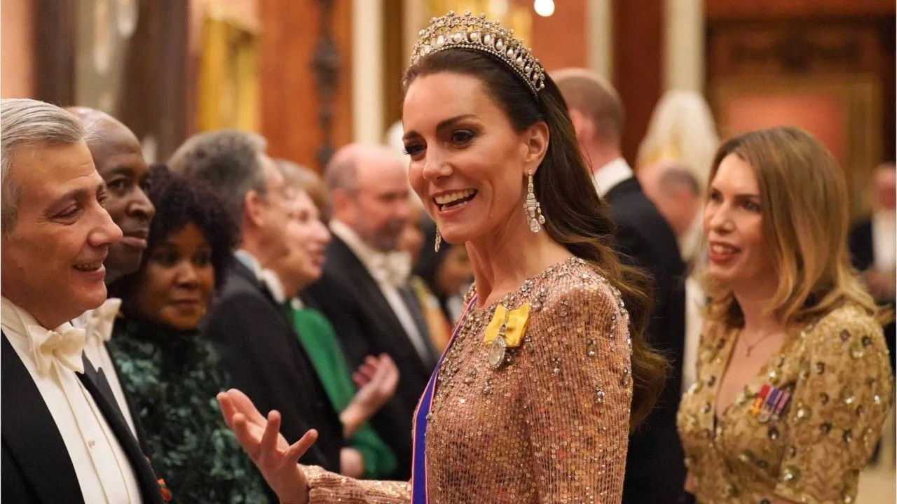 Неудачное фото Кейт: Букингемский дворец ищет PR-усиление