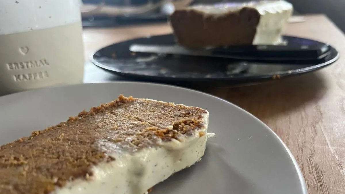 Sugar-free carrot cake with cream cheese frosting