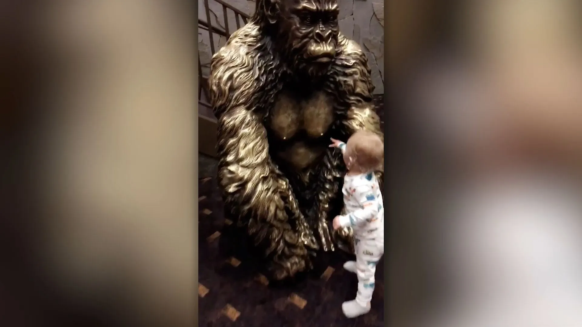 Baby möchte von Gorilla-Statue gestillt werden