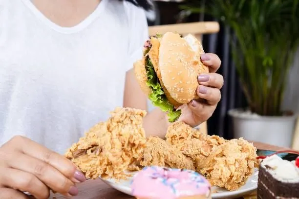 5 Wege, wie Sie den Junk-Food-Zyklus durchbrechen können