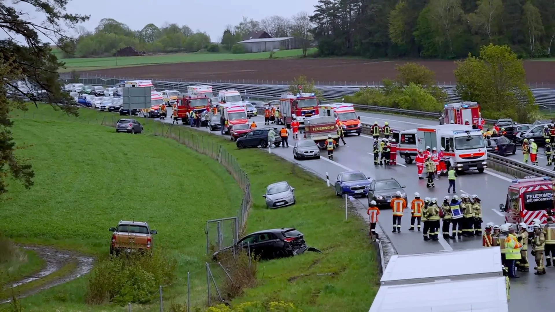 Massenkarambolage in Bayern - 24 Fahrzeuge beteiligt - Unfälle auf beiden Fahrtrichtungen