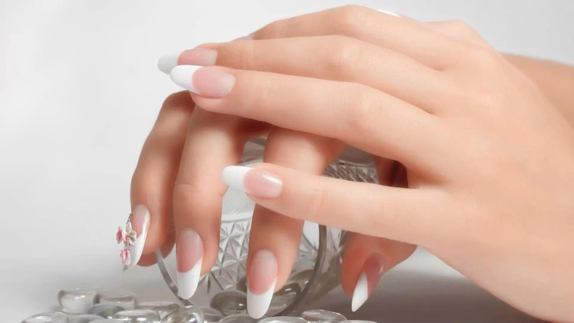 French Nails selber machen: So einfach gehts