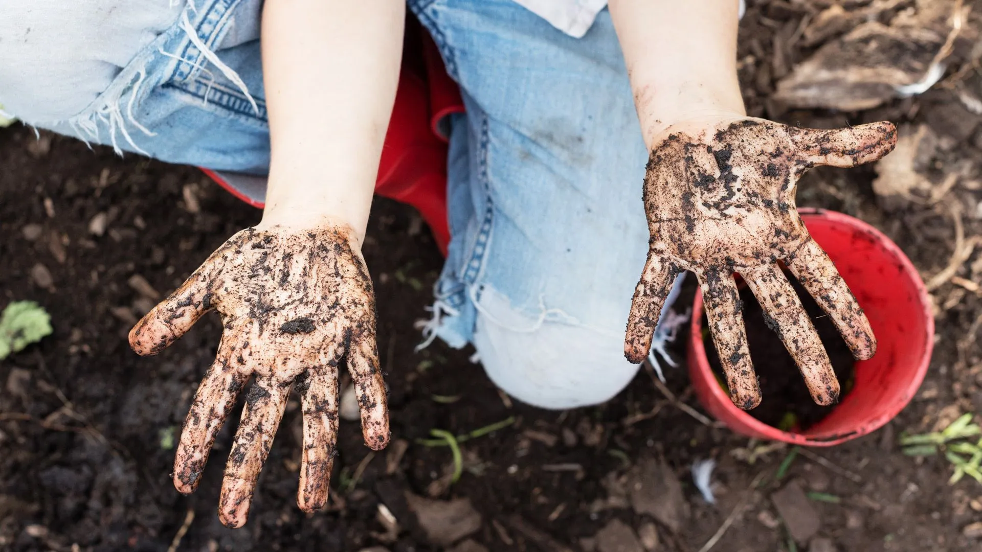 Es ist so einfach, sich nach der Gartenarbeit die Hände schmutzig zu machen