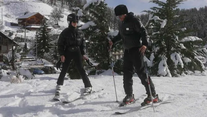 Stijl is belangrijk: Davina Geiss is de skileraar - en valt zelf naar beneden
