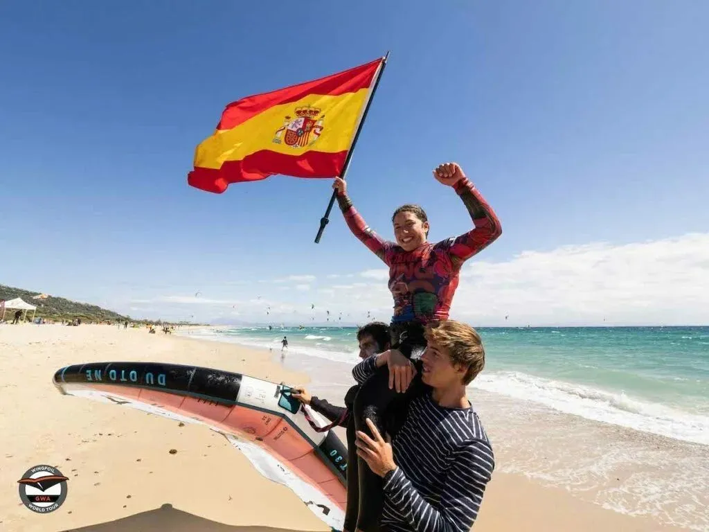 Die Spanierin Nia Suardiaz gewinnt den GWA Wingfoil Weltcup in ihrer Heimat Tarifa