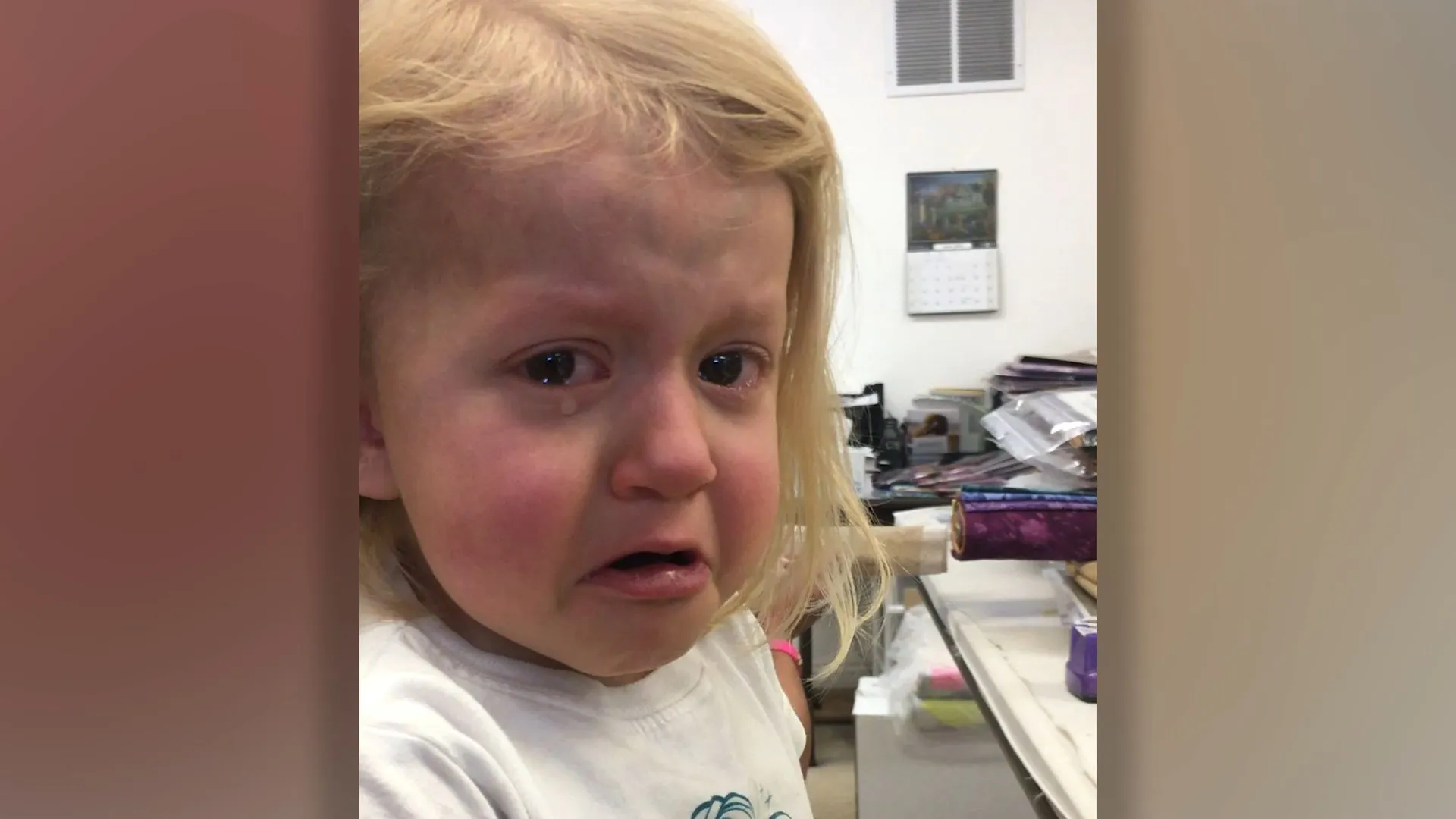 Will nicht erwachsen werden: Kleines Mädchen bekommt Wutanfall