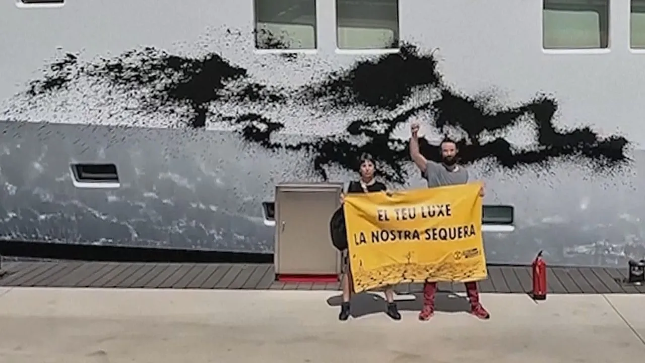 Farbanschlag auf Megayachten: Klimaaktivisten attackieren Schiffe in Barcelona