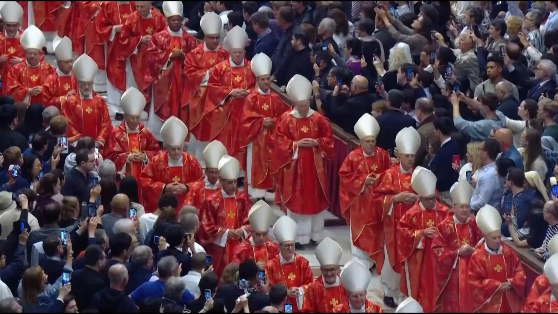 Les cardinaux arrivent pour célébrer une messe spéciale au Vatican avant le conclave