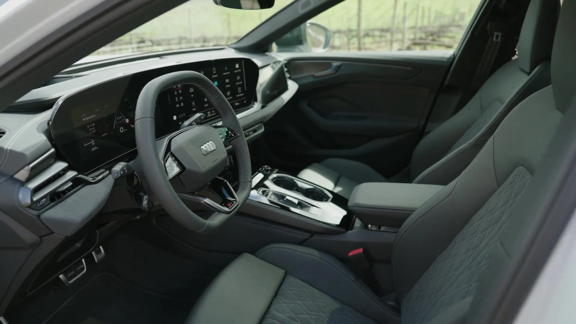 O novo design interior do Audi A6 Avant em branco glaciar