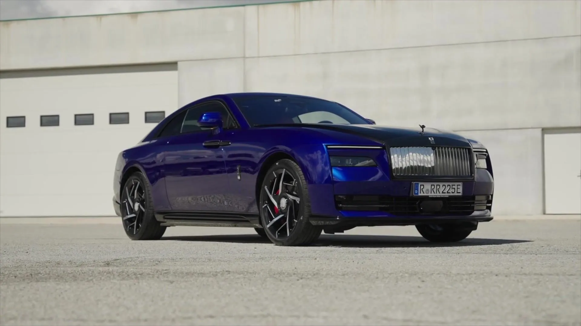 Prévia de design Rolls-Royce Black Badge Spectre - Acabamento em azul Salamanca