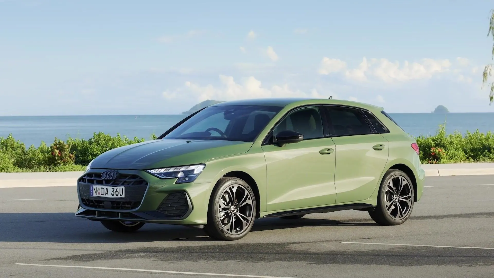 2025 Audi A3 Sportback Внешний дизайн в District Green