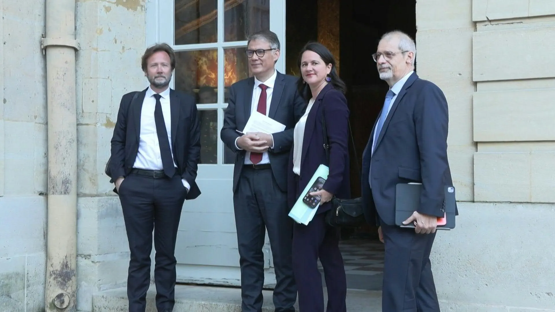 Socialists arrive at Matignon to discuss proportional representation voting system
