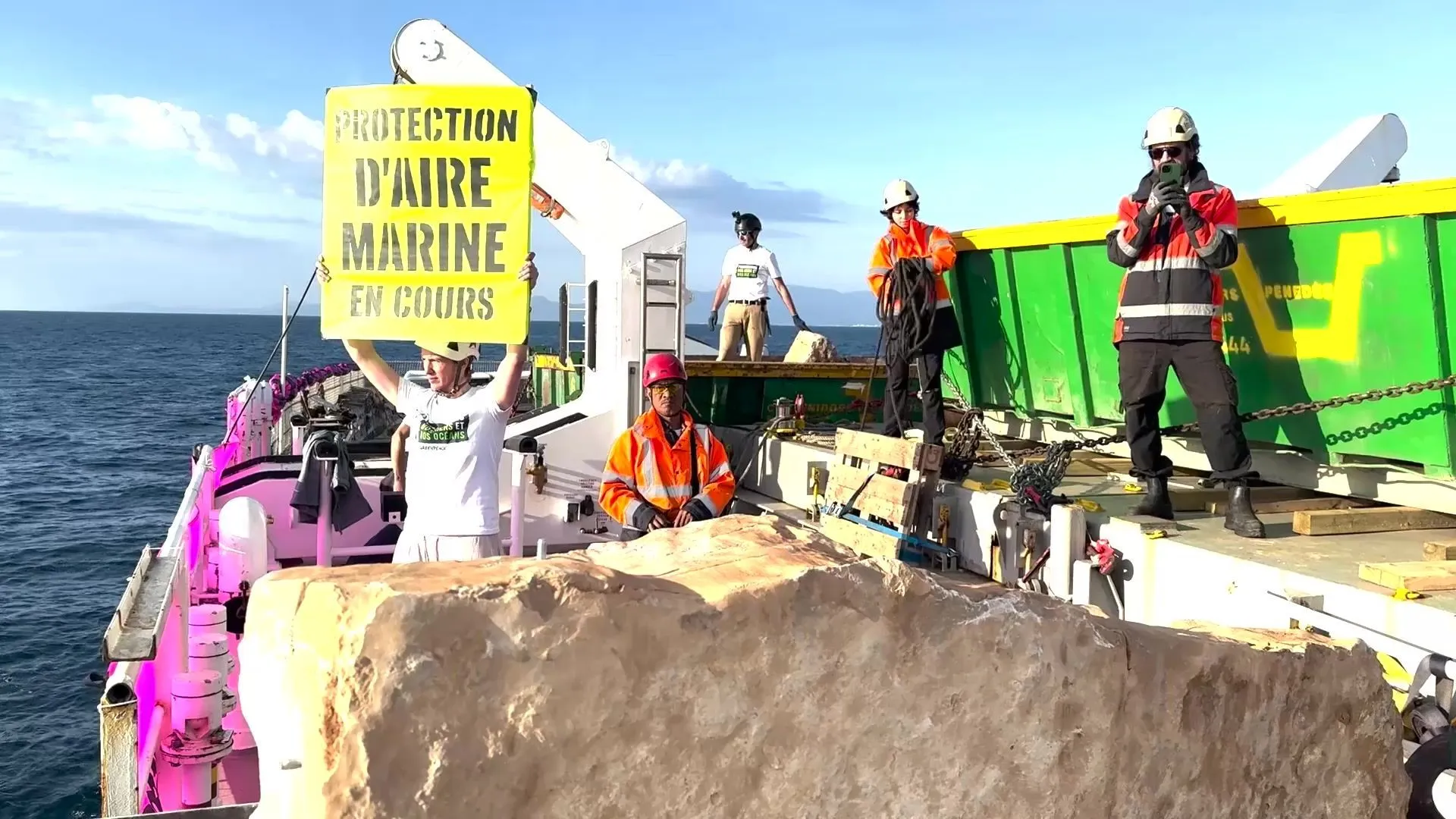 Trawling: Greenpeace drops 15 boulders in protected marine area off Aude coast