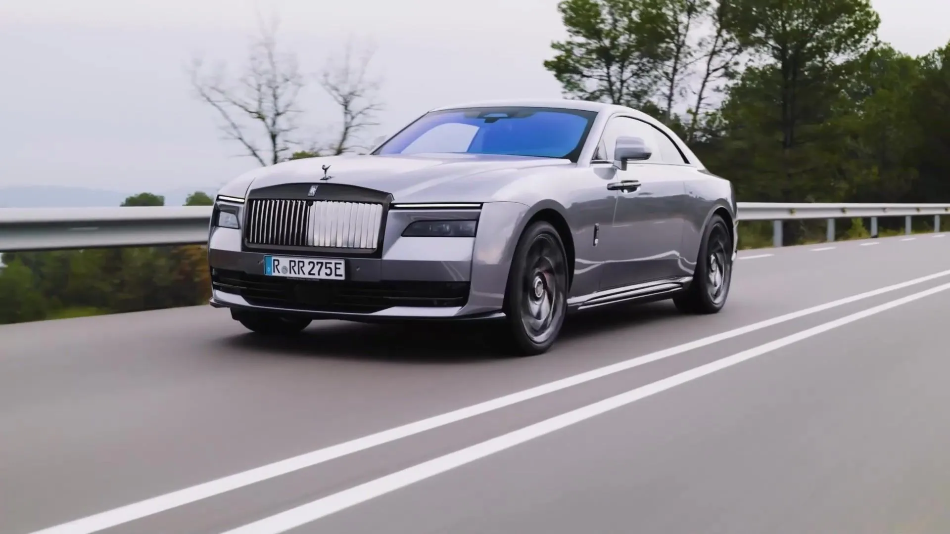 Rolls-Royce Black Badge Spectre Driving Video - Finished in Jubilee Silver
