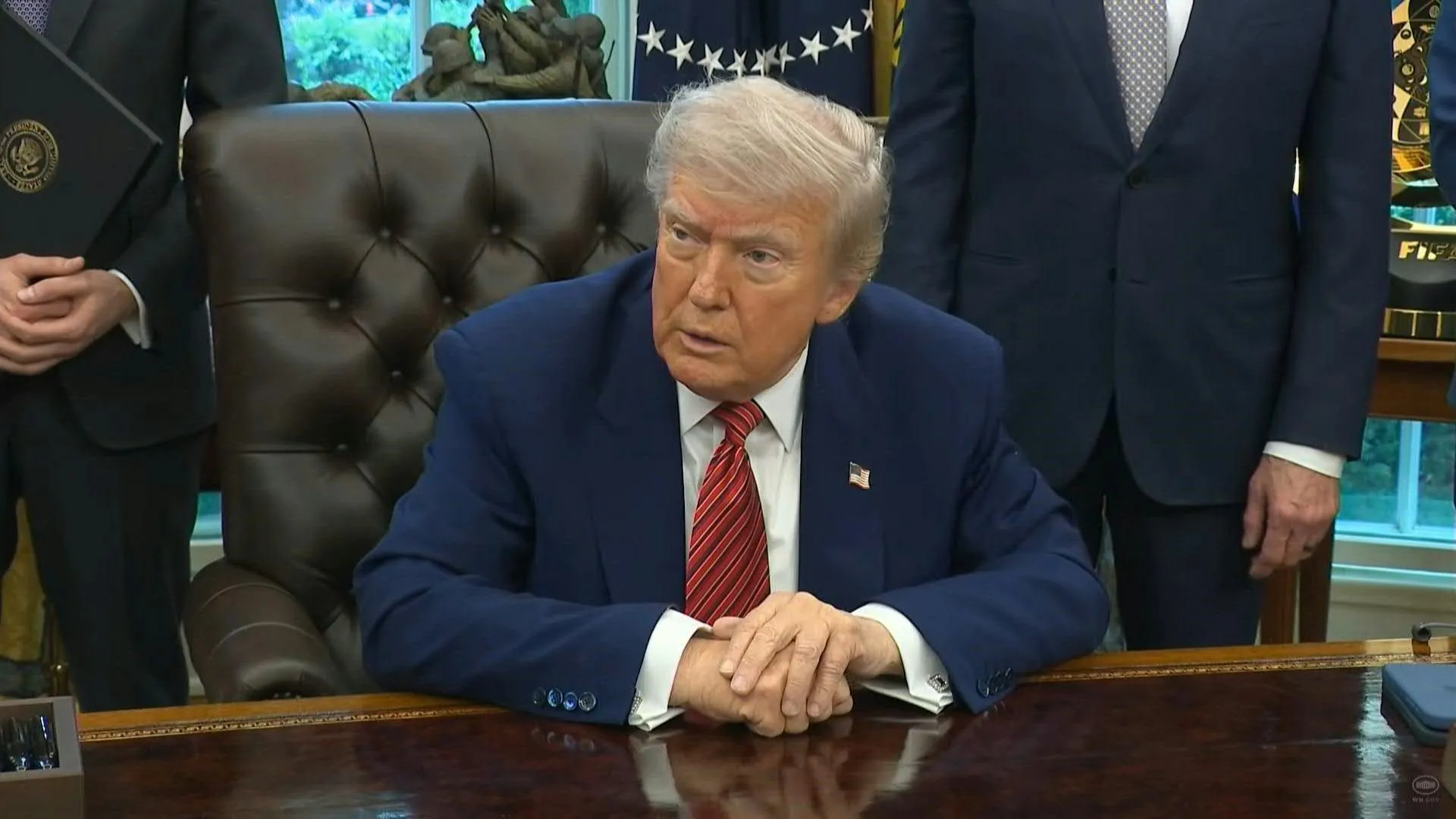Trump threatens all smartphone makers with 25% tariffs