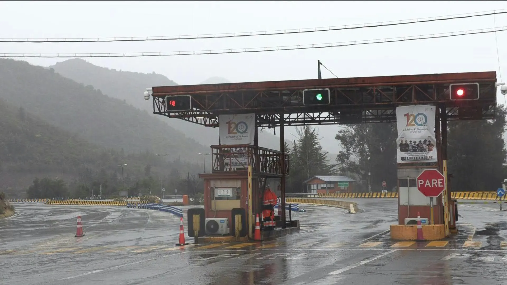 Chilean copper mine entrance after collapse leaves one dead, five missing