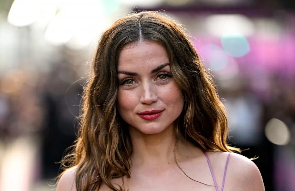 Ana de Armas si fonde perfettamente nella città di Woodstock