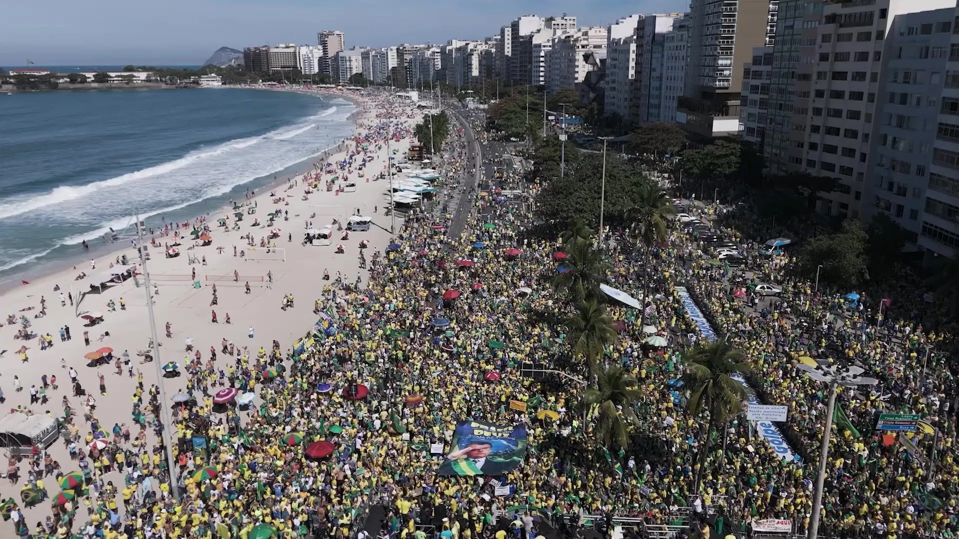 I sostenitori di Pro-Bolsonaro affollano Copacabana di Rio in mezzo alle tariffe USA